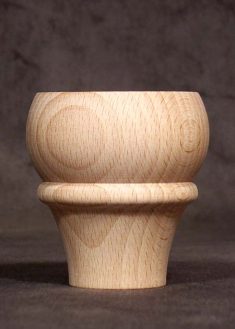 Klasszikus mintázatú fa bútorláb szépen ívelt alsó résszel, GM67