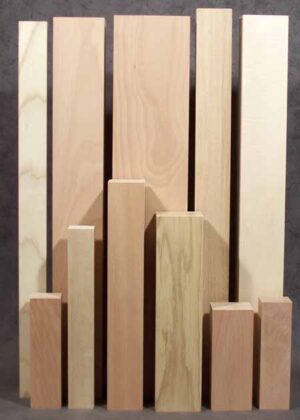 Szögletes fa asztallábak különféle magasságokban, más-más keresztmetszetekkel, TL047