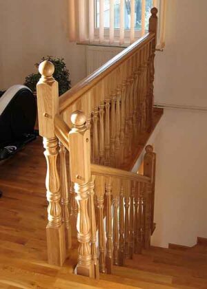 Tölgyből készített falépcső gyönyörű lépcsőkorlát oszlopokkal, B105 típus